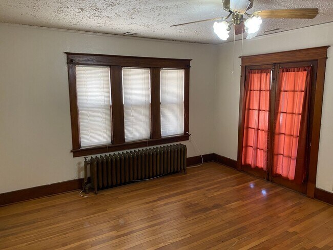 Building Photo - 827-833 Goodhue