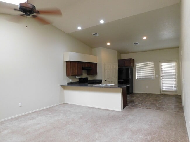 Building Photo - NICE TOWNHOME IN SUNSET MOUNTAIN VILLAS!