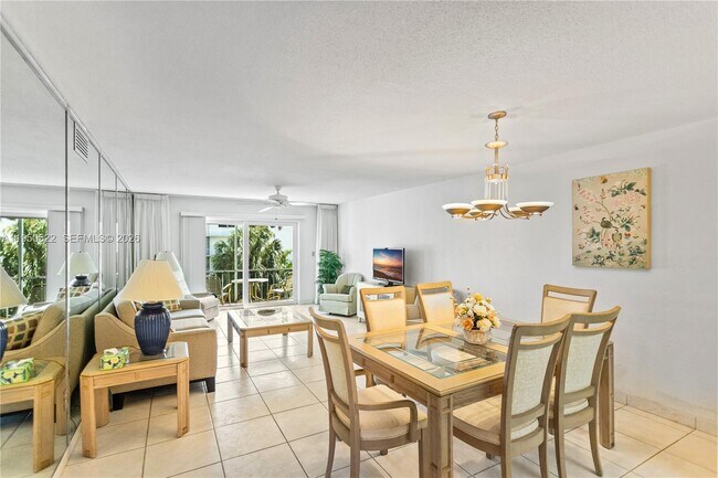 Building Photo - 2200 Diana Dr