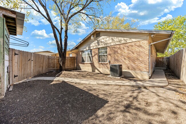 Building Photo - 308 E Cheryl Dr