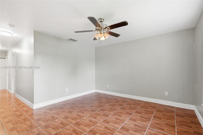 Building Photo - 879 SW 10th St