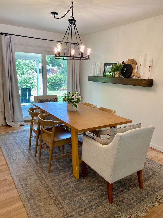 Building Photo - Single Family home half a block from Bible Park.