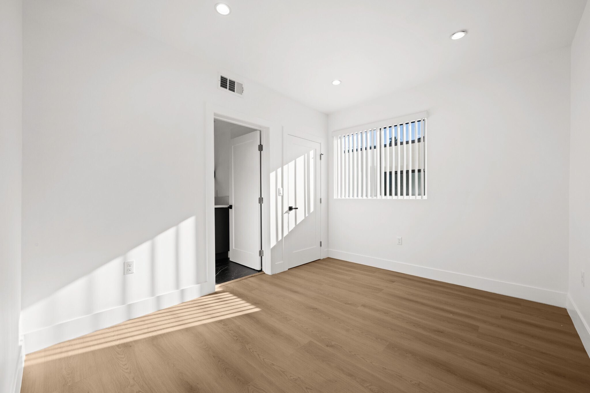 Building Photo - 2000 Hillcrest Dr