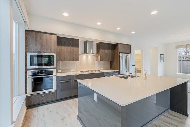 Building Photo - FOR RENT