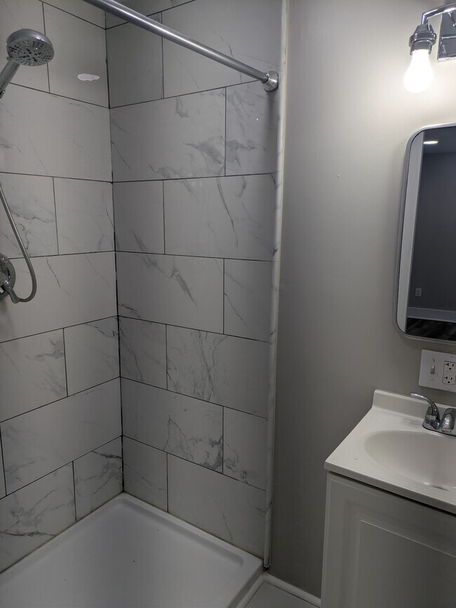 Building Photo - 806 N Woodland Dr