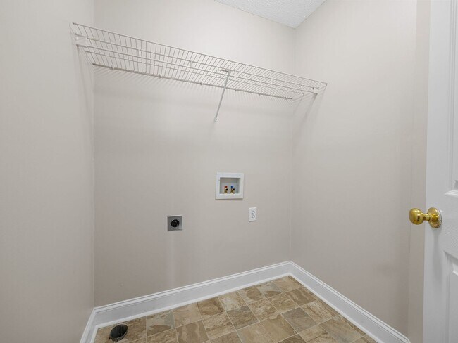 Building Photo - Freshly Renovated 3 BR, 2 BA Townhome Cent...