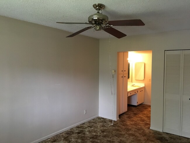 Building Photo - 1 Bedroom Condominium - Spring Creek - Sun...