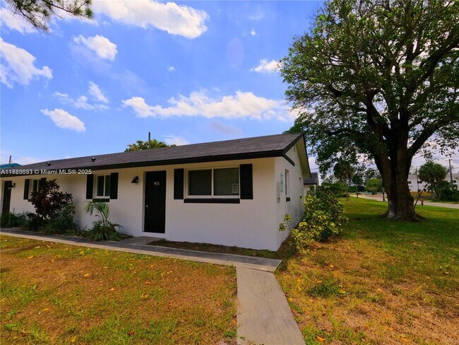 Building Photo - 4908 Serafica Dr