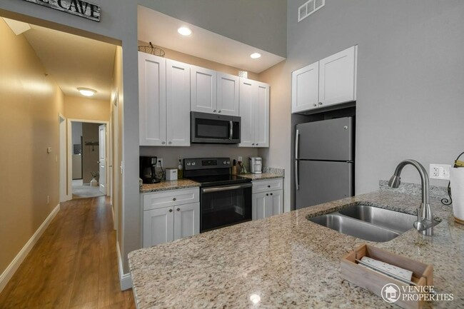 Building Photo - Three Bedroom with garage near Grandview