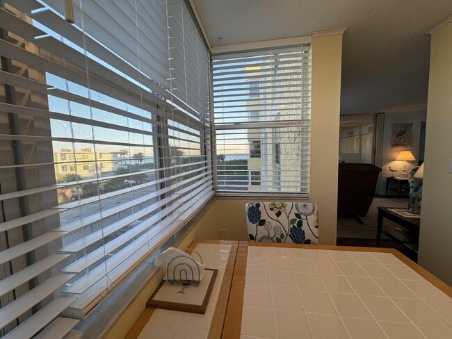 Building Photo - 2 Bedroom 2 Bathroom direct ocean condo