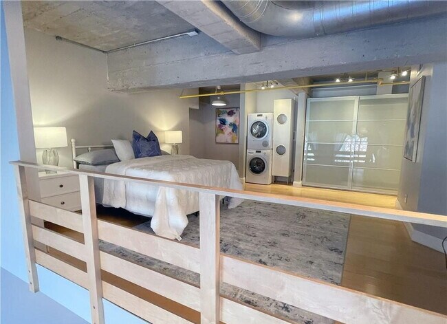 Building Photo - Bright & Spacious Unit with Natural Light