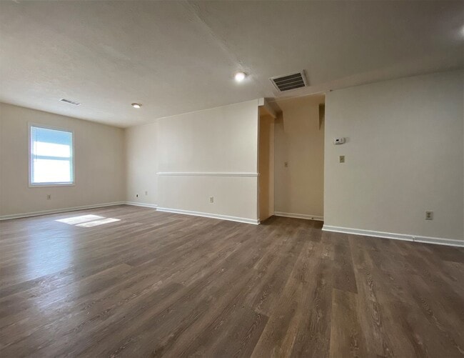 Building Photo - Townhouse style 4bed, 2bath duplex in Cul-...