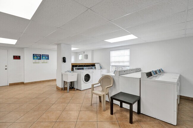 Building Photo - 1407 NE 56th St