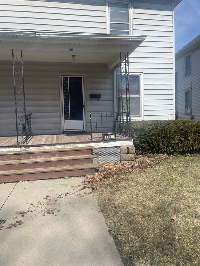 Building Photo - 2 bedroom 1 bath duplex