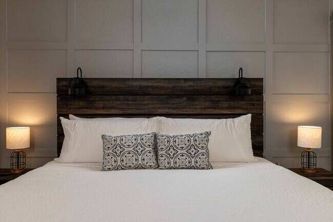 Building Photo - 8467 Willow Creek Dr