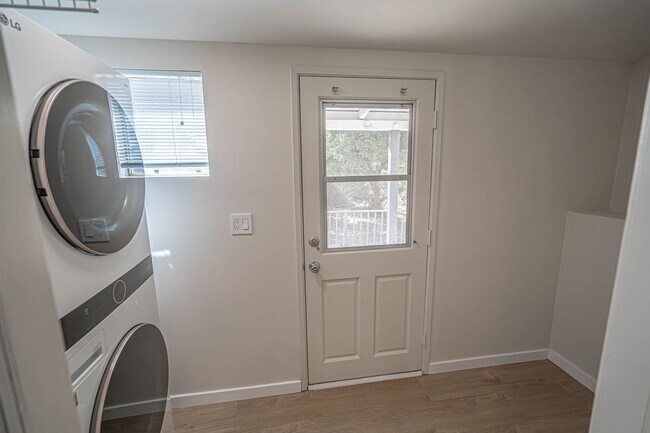 Building Photo - COMING SOON! 2 Bedroom Single Story in San...