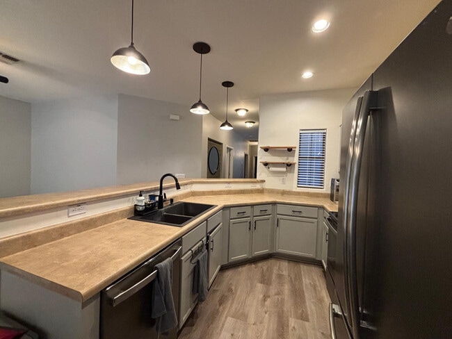Building Photo - 948 E Savannah Dr