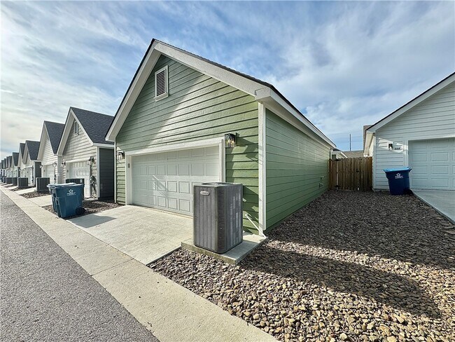 Building Photo - 707 NE Hts Ln