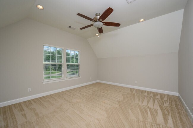 Building Photo - **RARE, EXECUTIVE HOME ON OVER HALF AN ACR...