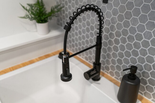 Building Photo - Stylish & Turnkey Furnished 2-BR Daylight Basement Apartment – Utilities + Wi-Fi Included