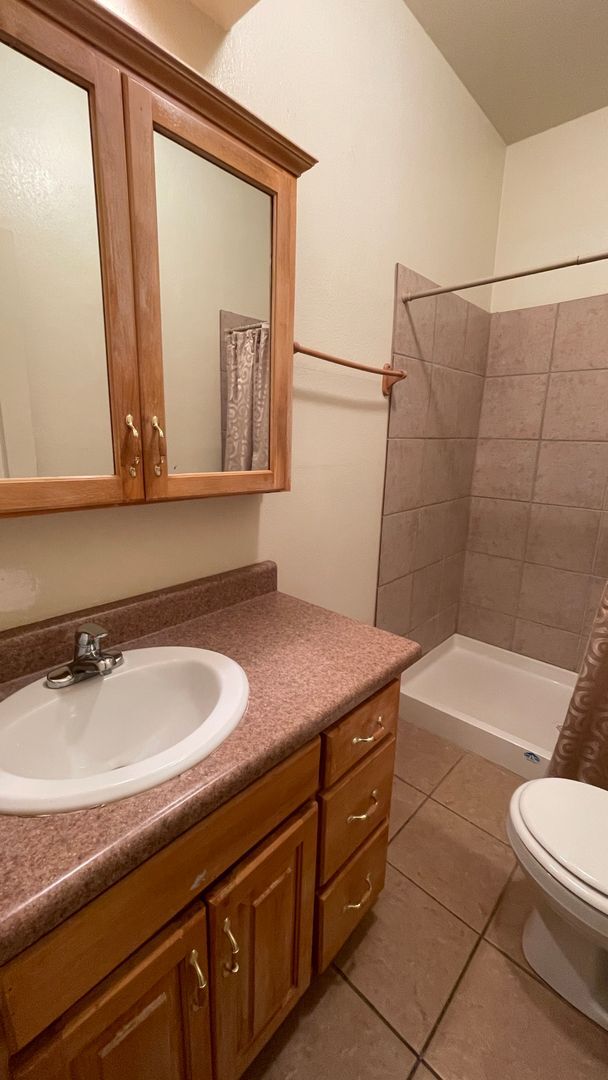 Building Photo - Modern town home with AC. 3/2. Covered, off-street parking, easy care yard.  Ample kitchen. Lamin...