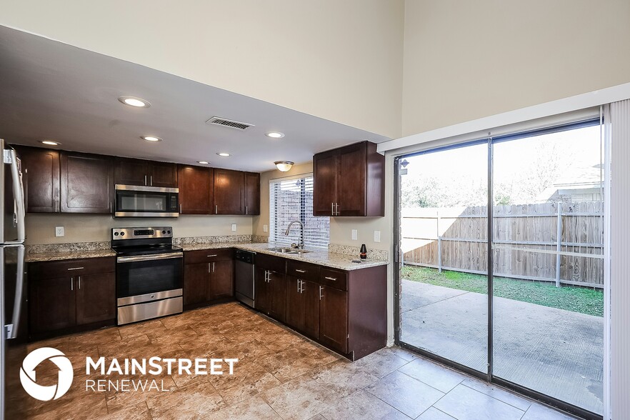 Building Photo - 5022 Presidio Dr