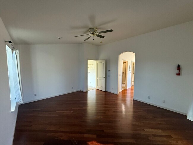 Building Photo - Large two story in Rose Hollow neighborhoo...