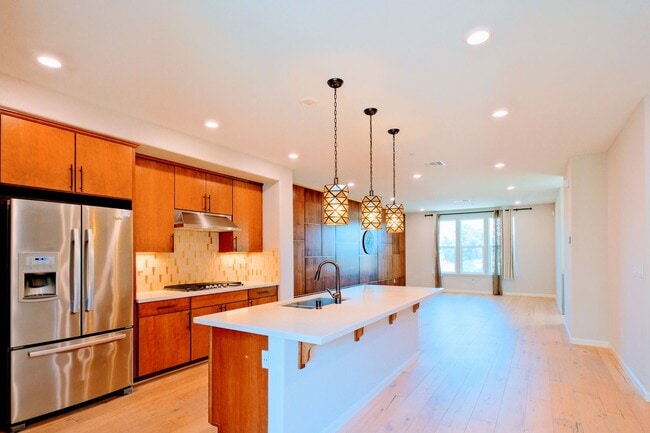 Building Photo - Beautiful end unit 4 bedroom condo in Dublin