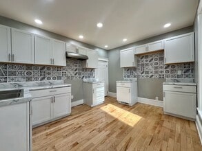 Building Photo - Spacious 4 Bedroom Home in Minneapolis!