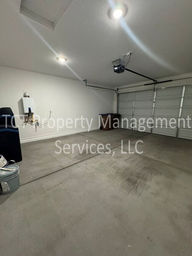 Building Photo - Beautiful like new home in San Tan Groves