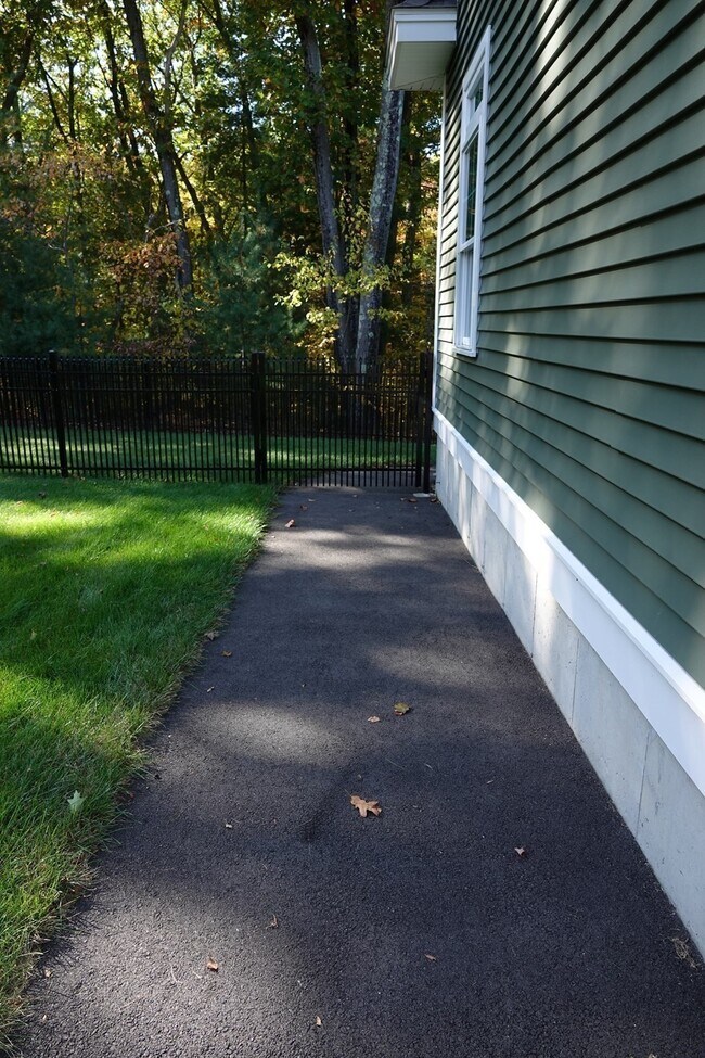 Building Photo - 4 Mill Pond LN