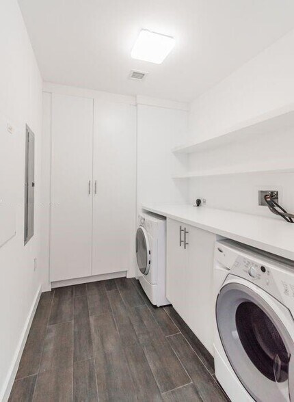 Building Photo - 1100 Biscayne Blvd