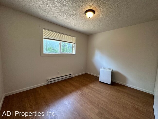 Building Photo - 2 br, 1 bath House - 22920 NE Halsey St #7