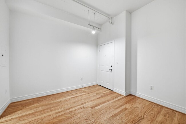 Building Photo - Experience refined urban living in this rarely available one bedroom residence in the coveted Sta...