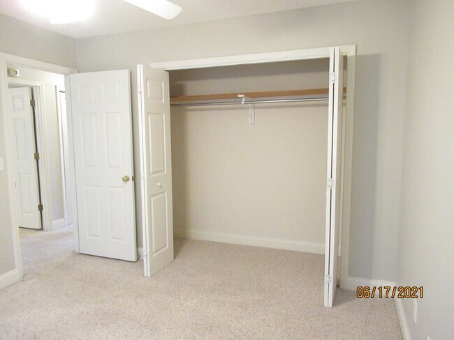 Building Photo - 3430 Beacon Dr