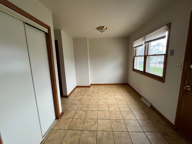 Building Photo - 8142 W Howard Ave