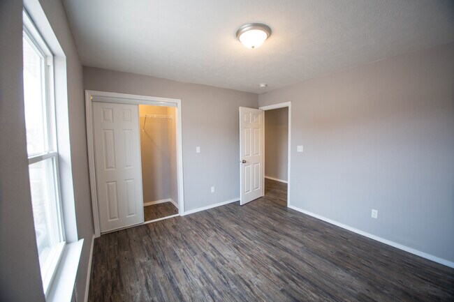 Building Photo - 805 Windmill Dr