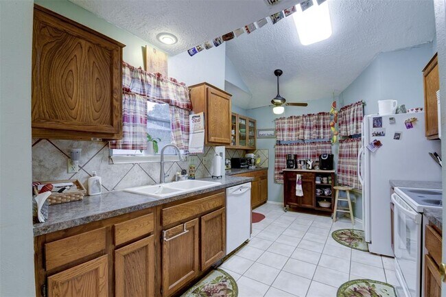 Building Photo - 16822 Rippling Mill Dr