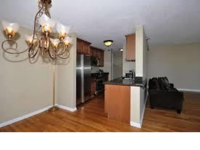 Dining area - 1122 N Clark St