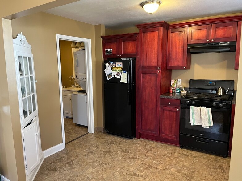 Building Photo - 107 Center St