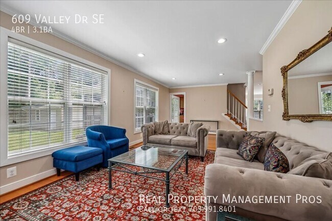 Building Photo - 609 Valley Dr SE