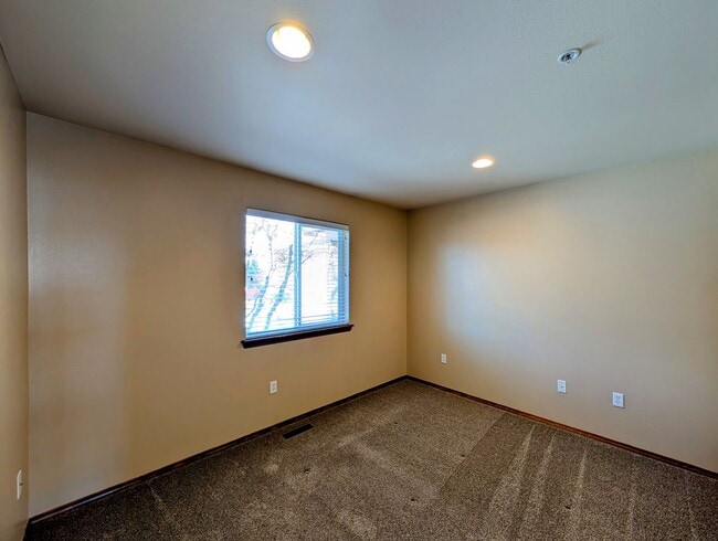 Building Photo - Residential Bliss: 3-Bedroom, 2-Bath w/ Ev...