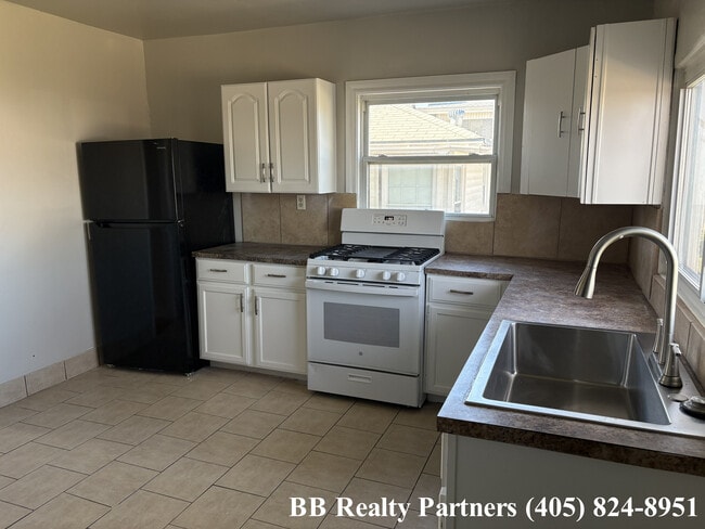 Building Photo - 2011 E 12th Pl