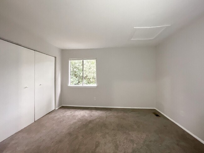 Building Photo - COMING SOON! Charming 2-Bed, 1.5-Bath Retr...