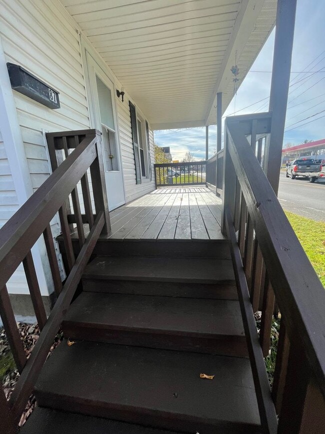 Building Photo - Newly renovated 3 Bed / 1 1/2 Bath home wi...