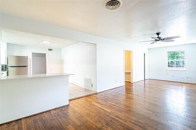 Building Photo - 1726 Du Barry Ln
