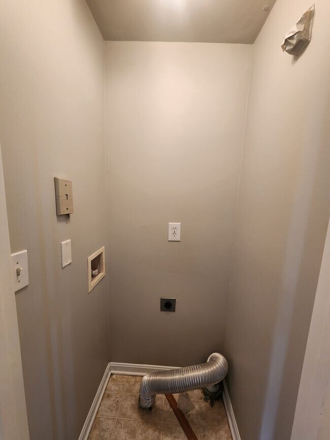 Building Photo - 3802 Falcon Crest Dr
