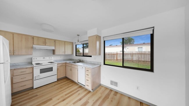 Building Photo - 3 Bed 1 Bath - Remodeled - Pet per Approva...