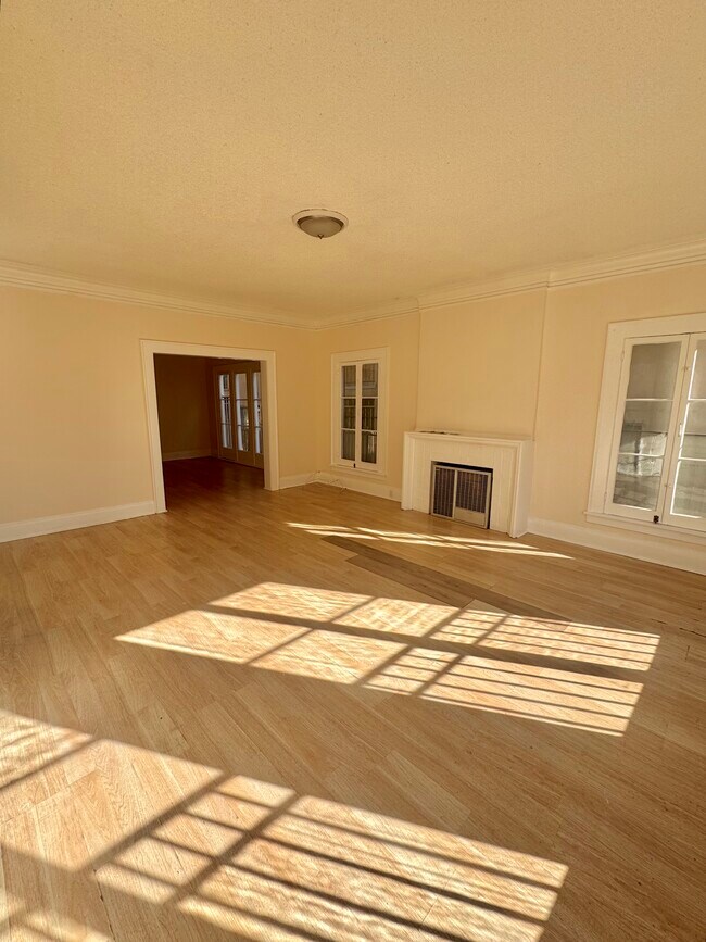 Building Photo - 420 S Berendo St