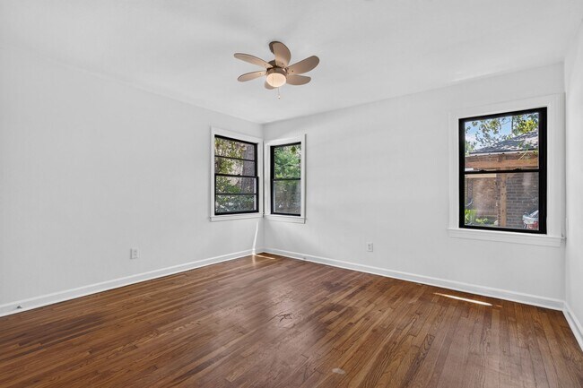 Building Photo - Desirable Area